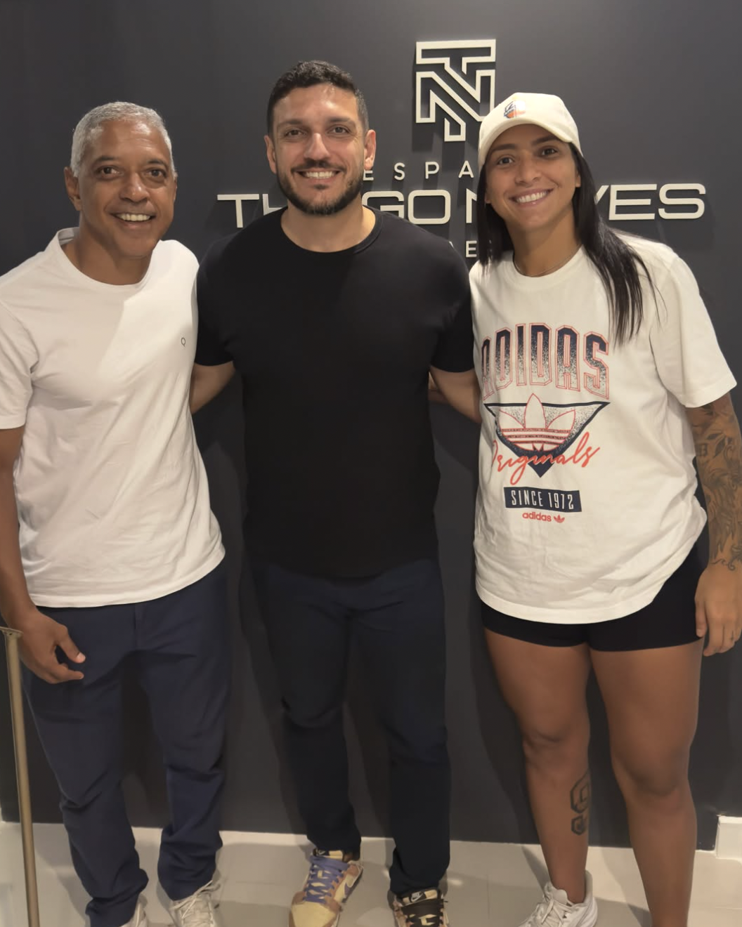 Nenem7 e Lorena com profissional do Espaço Thiago Neves