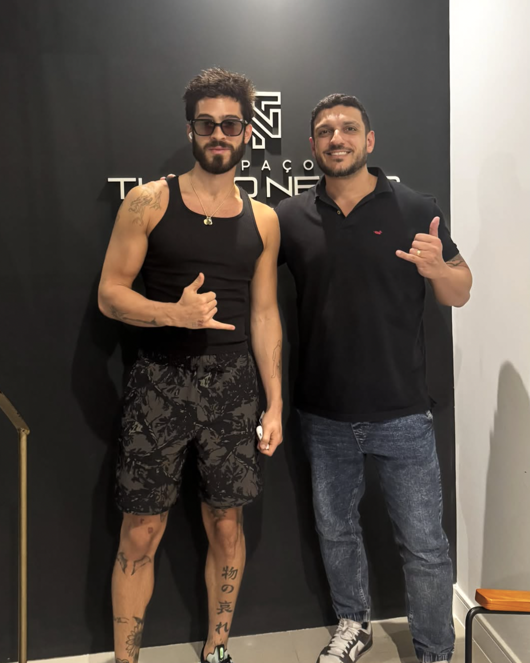 João Guilherme com profissional do Espaço Thiago Neves