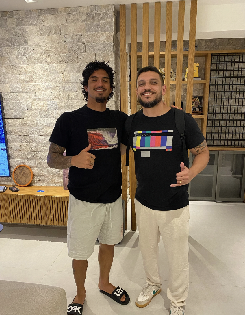 Gabriel Medina com profissional do Espaço Thiago Neves
