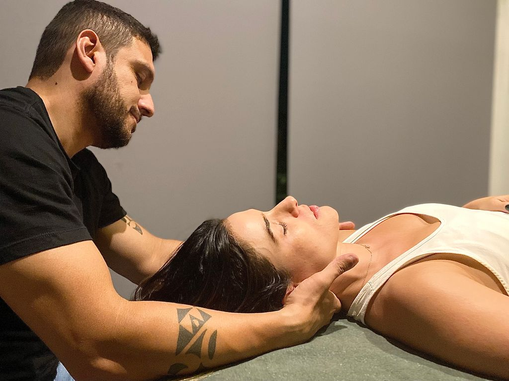 Fisioterapeuta atendendo paciente de forma individual